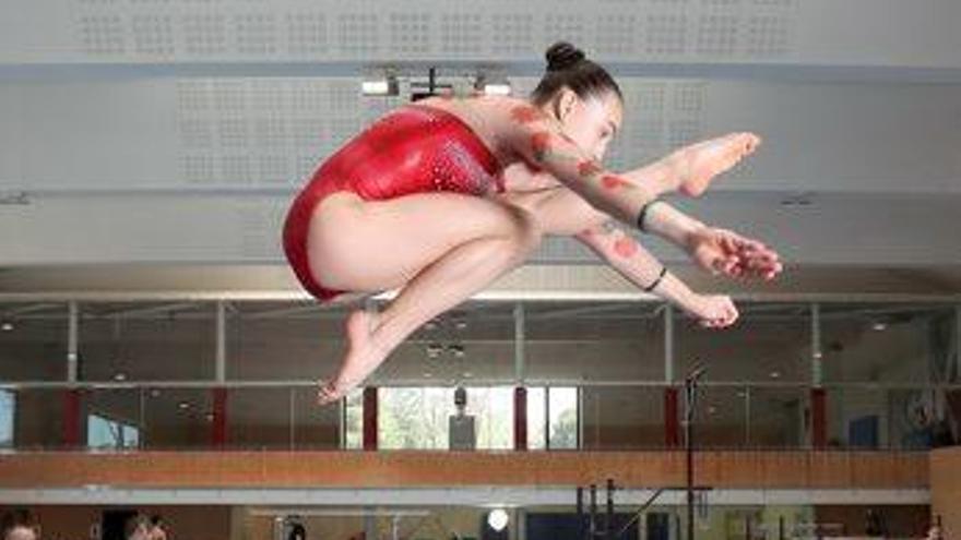 Carla Font realitzant una pirueta a la barra d&#039;equilibris