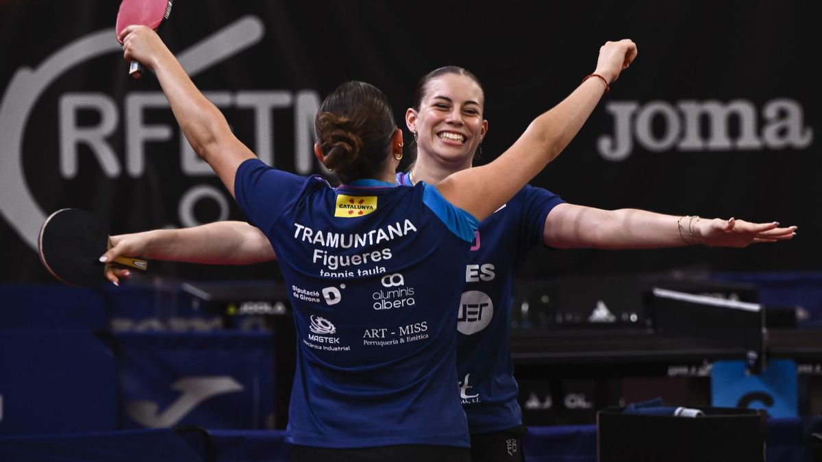 Jana Riera abraça María López.