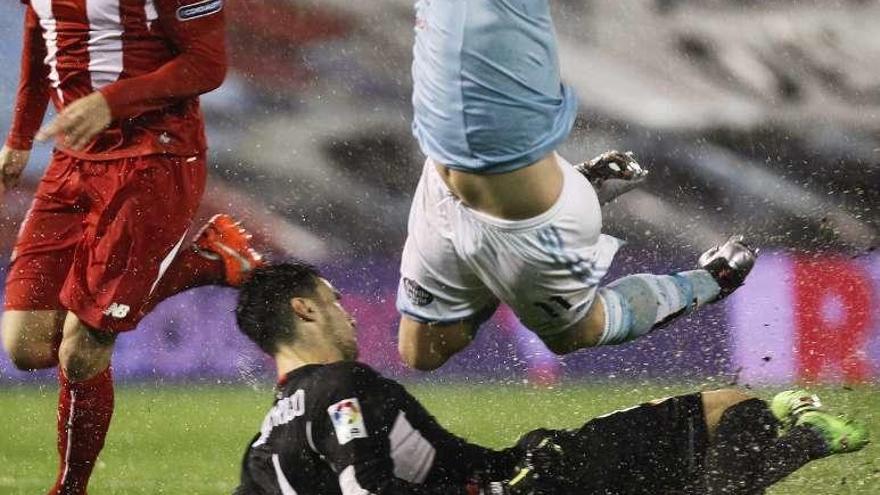 Guidetti cae en la jugada del penalti. // José Lores