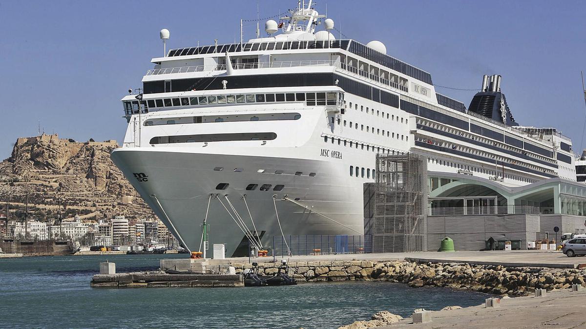 Un crucero de la naviera MSC, en el puerto de Alicante el año pasado.