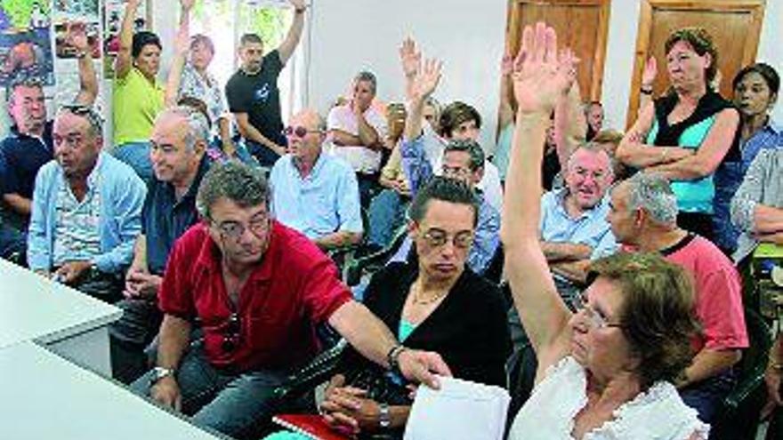 Comuneros asistentes a la asamblea de Trabanca Sardiñeira. / j.l. oubiña