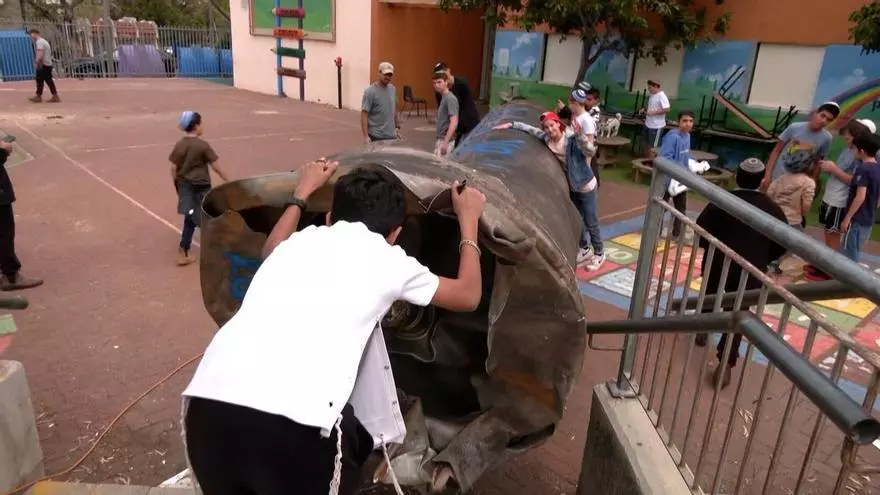 Niños juegan con un misil caído en una escuela de Cisjordania tras ataques iraníes