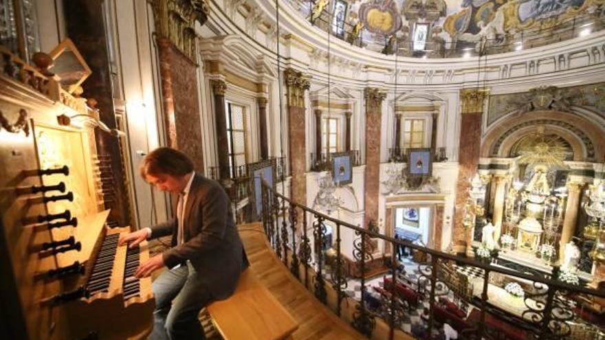 David Morales, organista titular de la Basílica, estrenó ayer este instrumento.