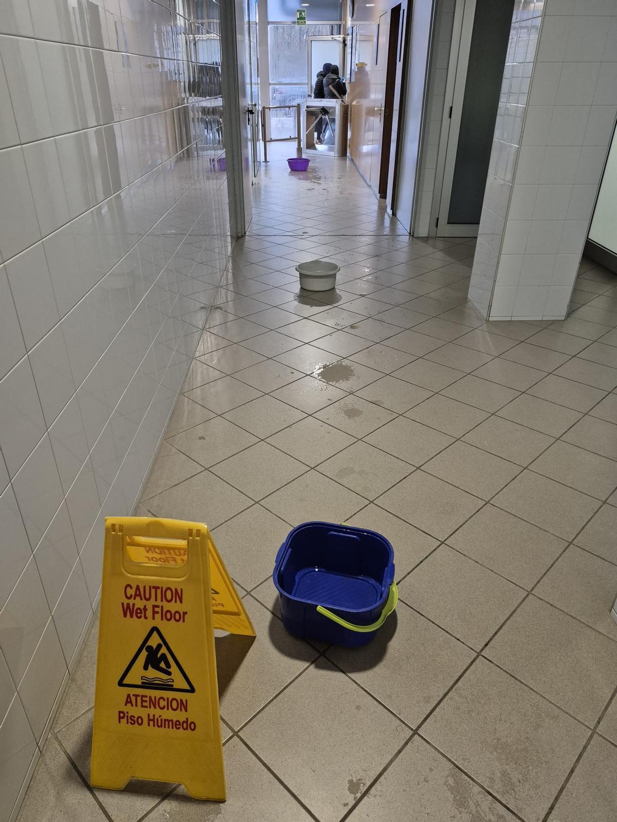 Galledes col·locades al pavelló municipal vell de Ripoll per recollir l'aigua de les filtracions del sostre.