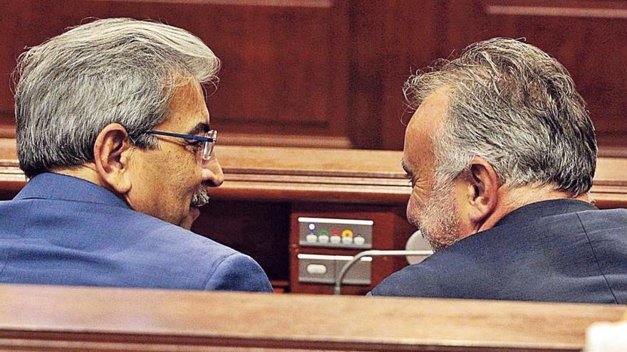 El vicepresidente Román Rodríguez (izquierda) y el presidente Ángel Víctor Torres, en el Parlamento.