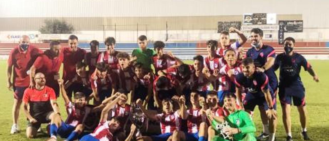 Jugadores y cuerpo técnico del Atlético ganador. | LEVANTE-EMV