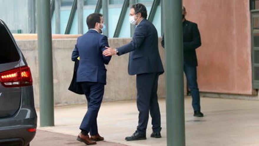 Moment en què el vicepresident Pere Aragonès surt del vehicle per entrar a la presó de Lledoners