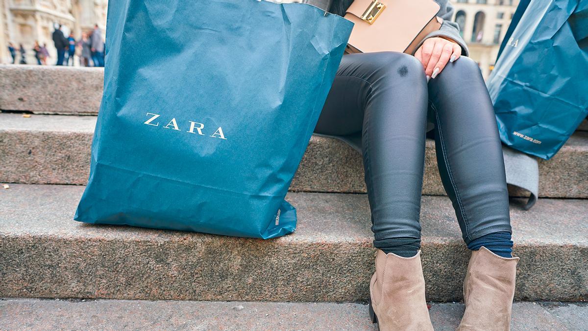 El chaleco efecto piel con capucha de Zara que ha rebajado más del 50%