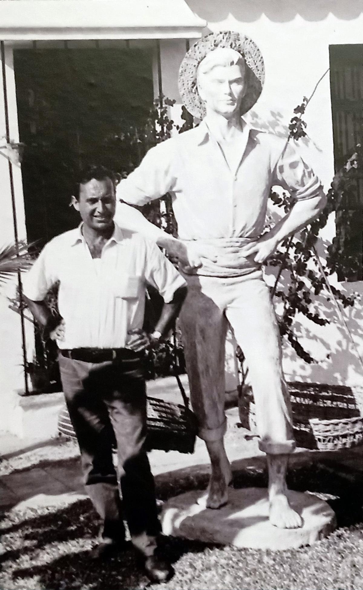Jaime Pimentel, al lado del modelo en escayola, desde esta semana en el Museo de Málaga.