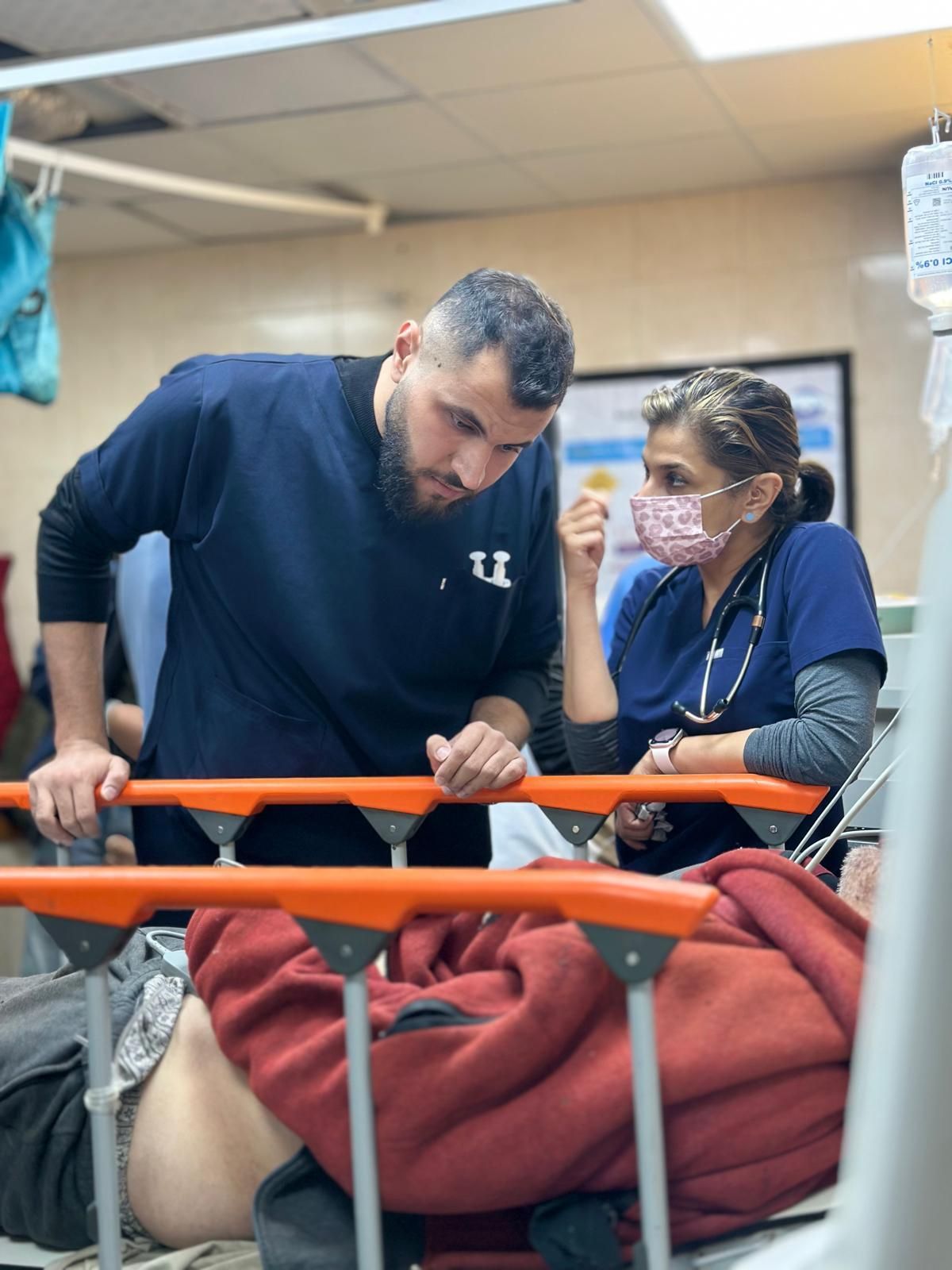 La doctora Ayesha Khan en el hospital Al Aqsa en diciembre de 2024