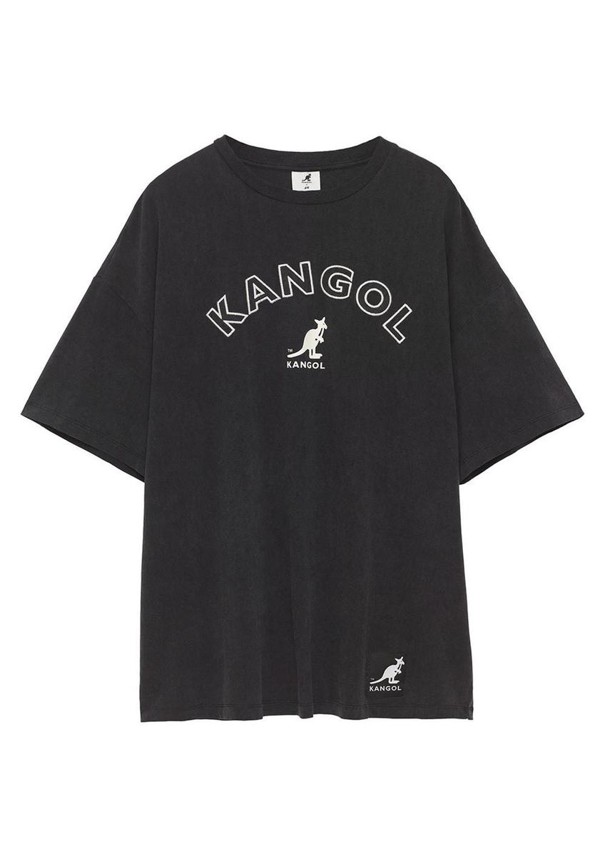 Camiseta 'oversize' de la colección H&amp;M x Kangol.  (Precio: 14,99 euros)