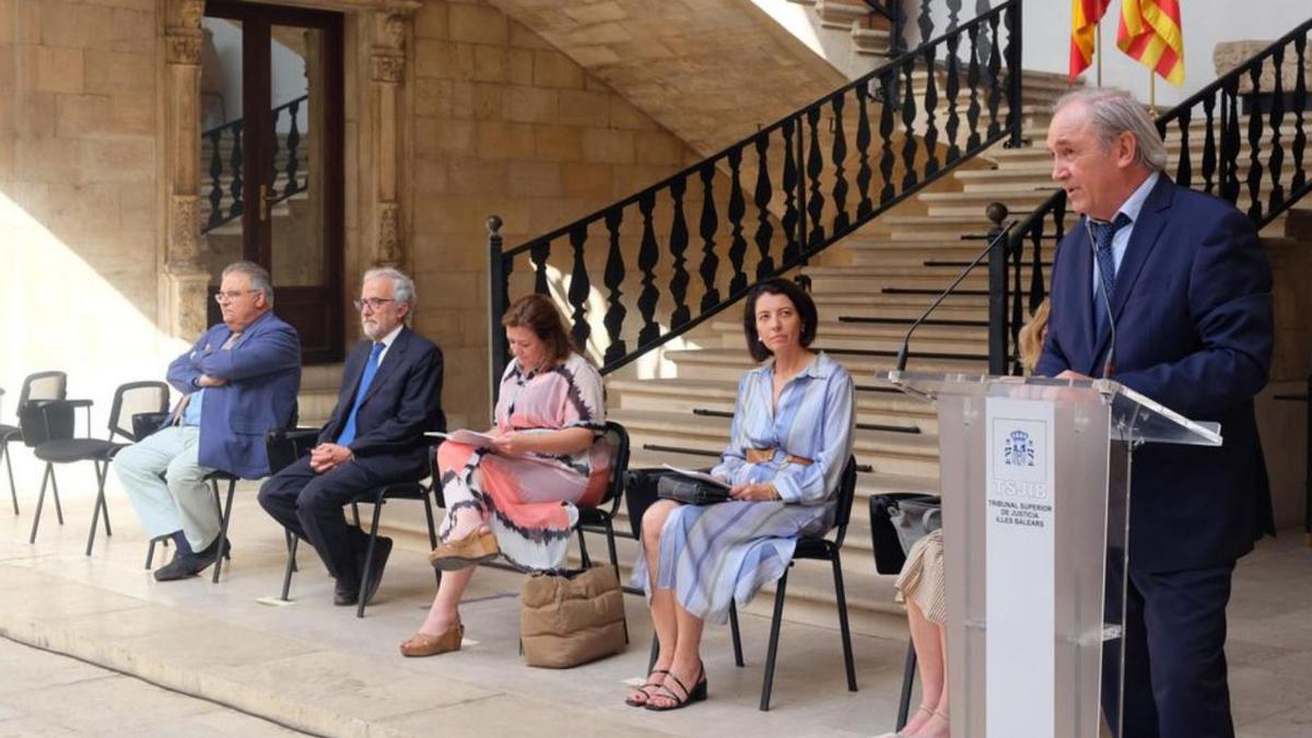 Las autoridades, ayer durante la presentación de la guía.