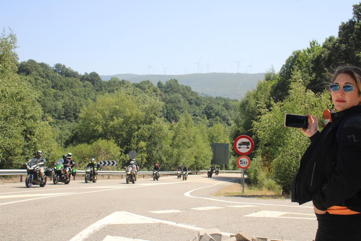 Medio centenar de kilómetros de curvas y paisajes para 3.000 moteros