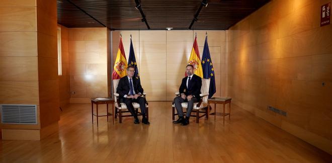 Alberto Núñez Feijóo y Santiago Abascal se reúnen en el Congreso