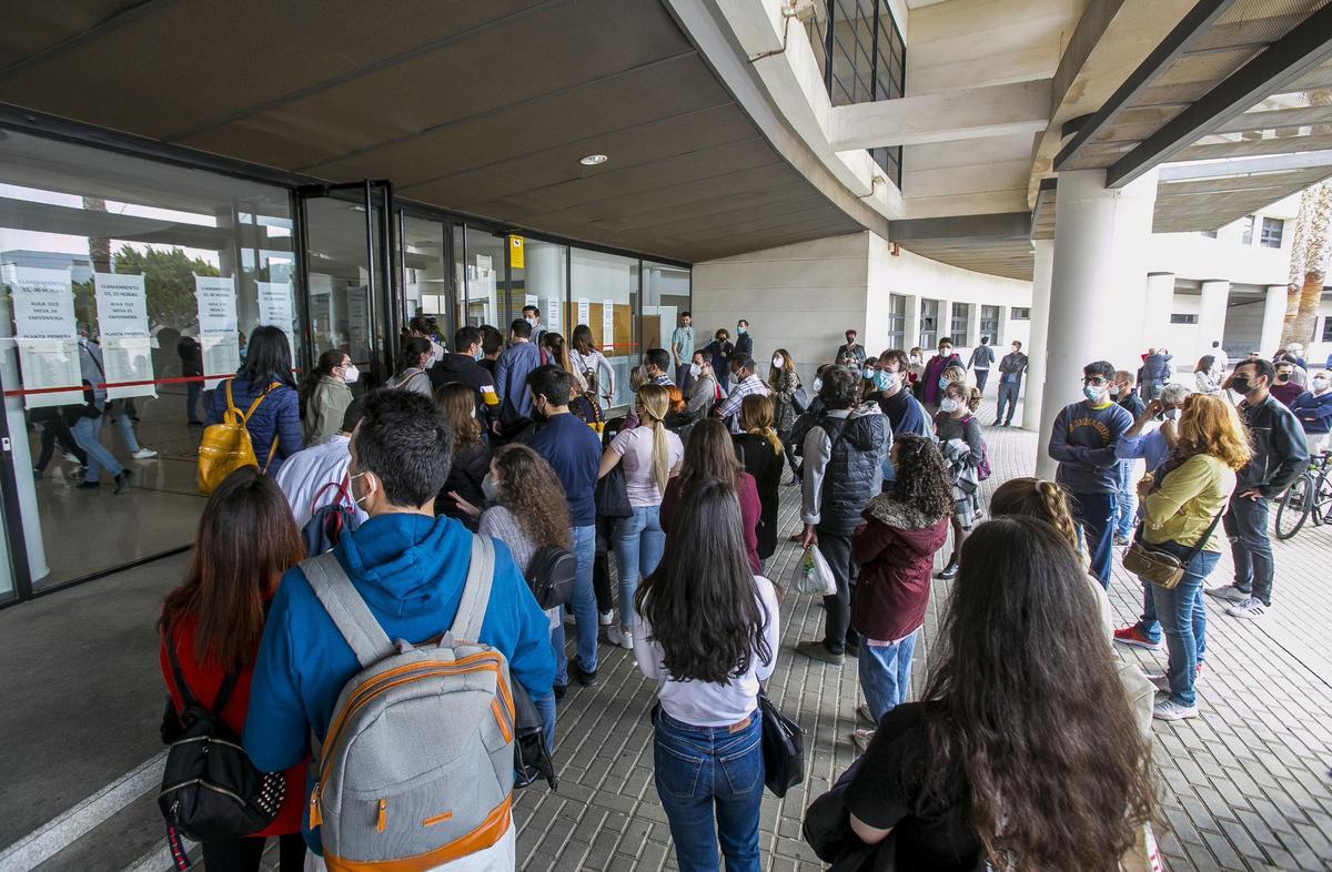 Alumnado a las puertas de uno de los aularios de la UA