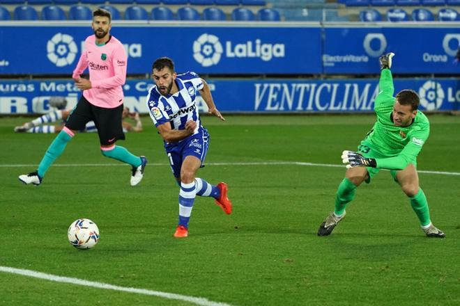 Imágenes del partido entre el Alavés y el FC Barcelona correspondiente a la jornada de LaLiga, disputado en el estadio Mendizorrotza de Vitoria.