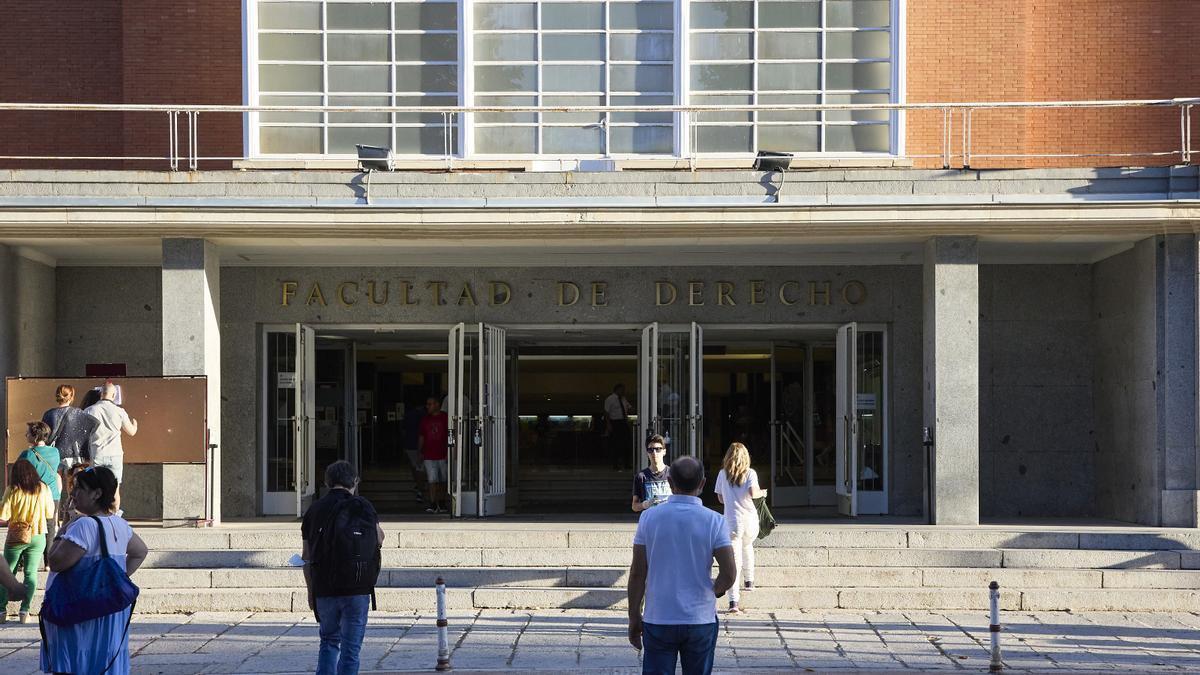 Varias personas a la entrada de la Facultad de Derecho de la Universidad Complutense de Madrid