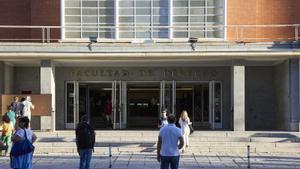 Archivo - Varias personas a la entrada de la Facultad de Derecho de la Universidad Complutense de Madrid