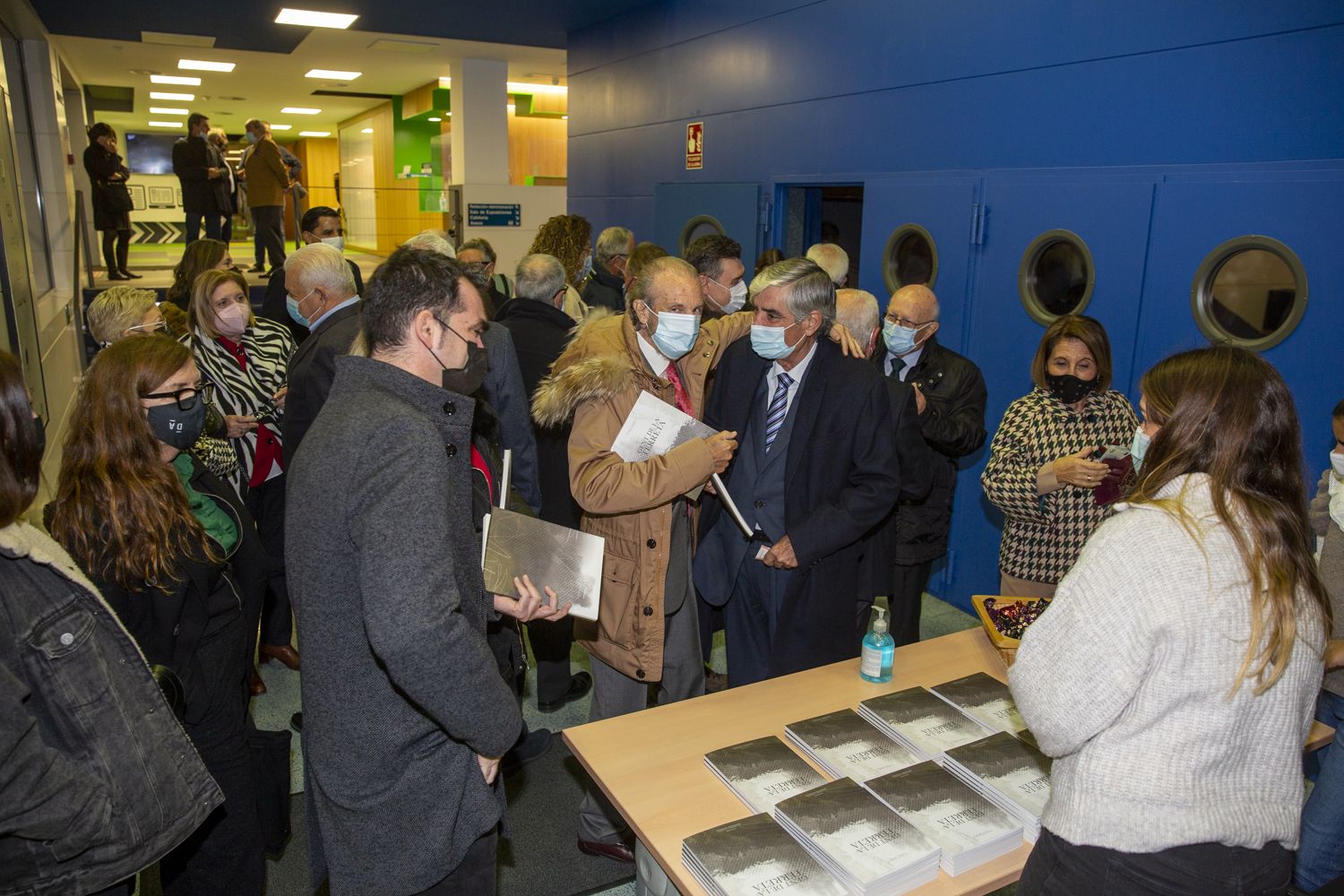 Toni Cabot presenta en el Club INFORMACIÓN el libro en el que plasma los perfiles de 40 personalidades de Alicante