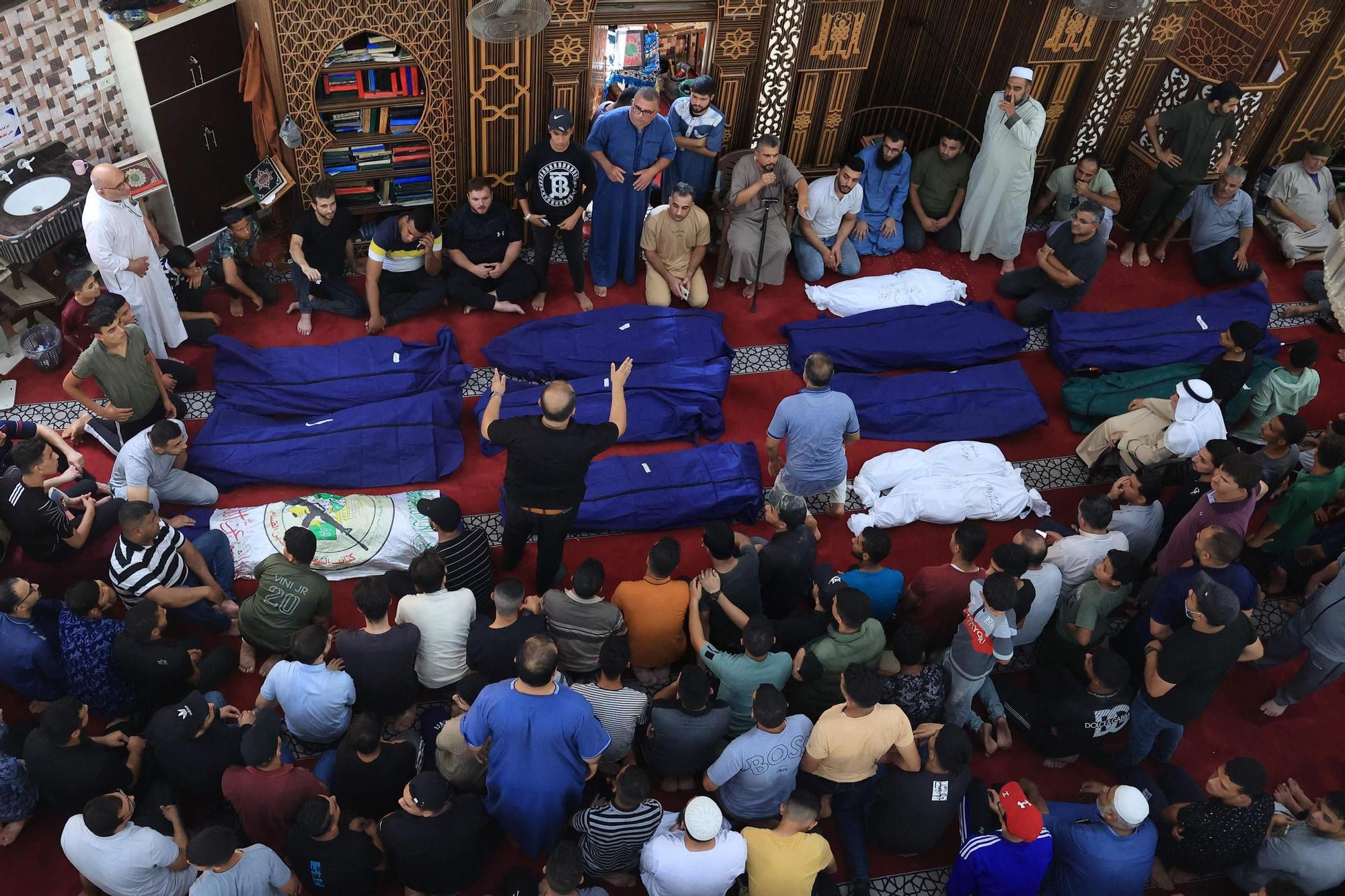 Funeral por miembros de la familia Abu Quta family y sus vecinos, muertos tras ataques con misiles de Israel en la ciudad palestina de Rafah, en la Franja de Gaza.