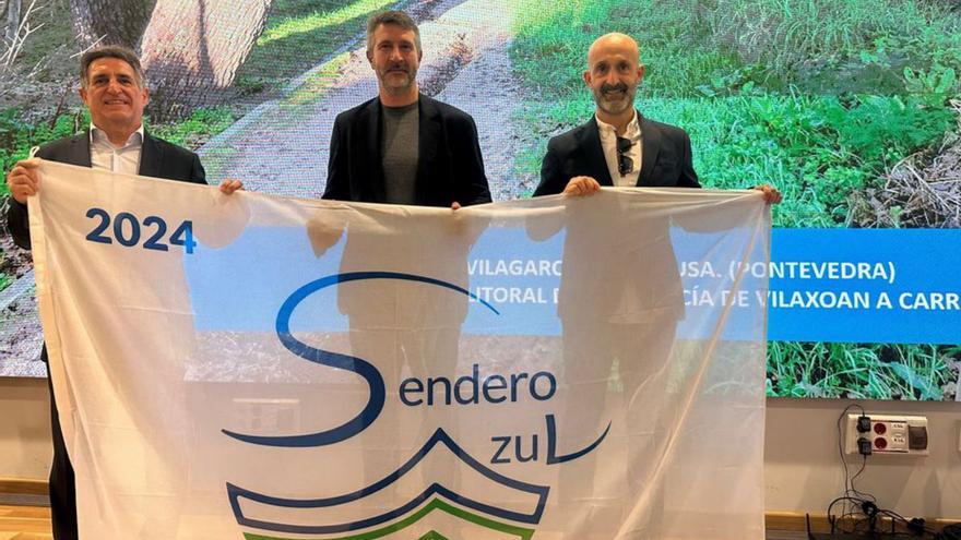 Varela recibe las banderas de Sendero Azul para la Vía Verde y la ruta por orillamar