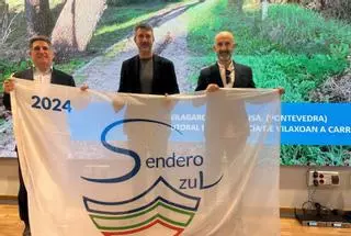 Varela recibe las banderas de Sendero Azul para la Vía Verde y la ruta por orillamar