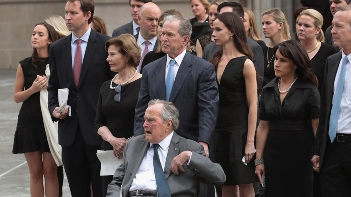 La familia Bush al completo despidiendo a la matriarca del clan.