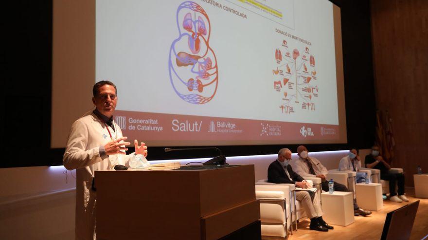 Bellvitge realiza el primer trasplante de corazón parado en Catalunya.