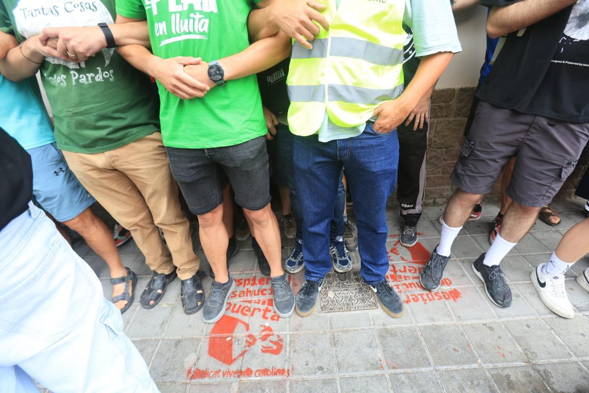Tensión entre policías y manifestantes en un desalojo con dos menores en Alicante