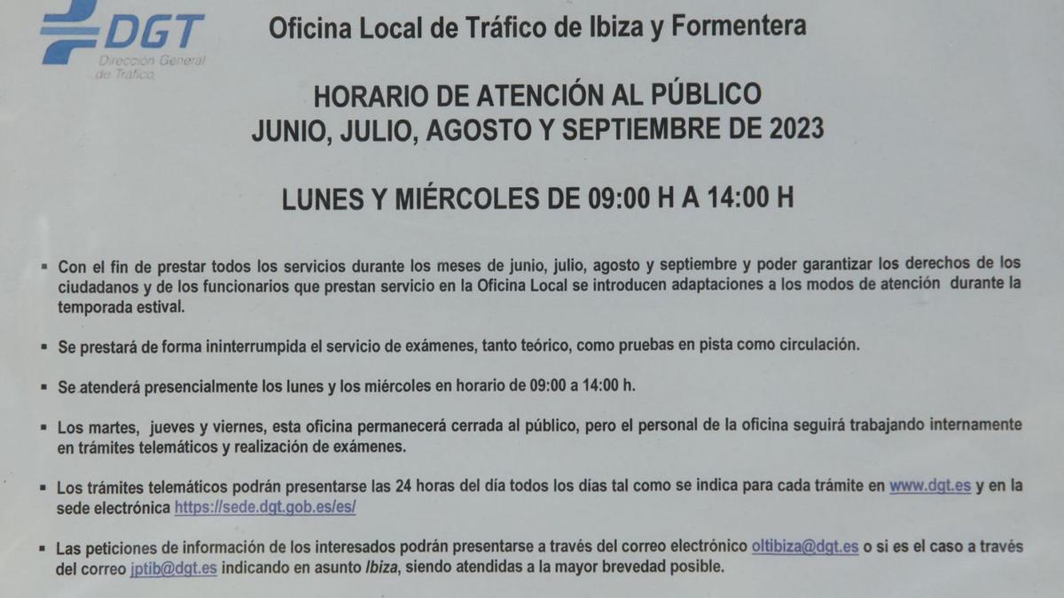 Un cartel en la oficina advierte de la reducción de los días de atención al público.