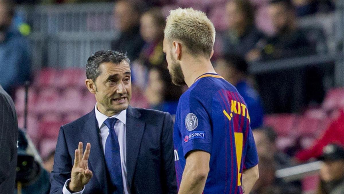 Ernesto Valverde da instrucciones a Ivan Rakitic en el Barça-Olympiacos de la Champions 2017/18