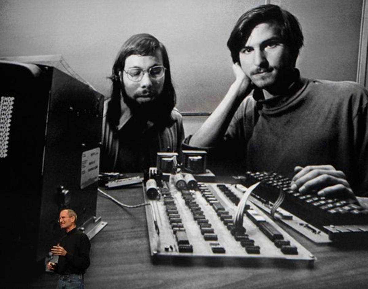 Steve Jobs muestra una de sus primeras fotos al frente de Apple, con el cofundador Steve Wozniak.