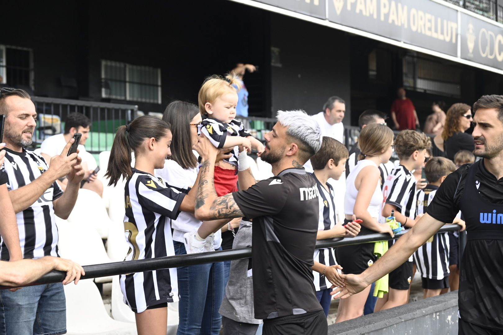 Galería de fotos: La afición lleva en volandas al CD Castellón