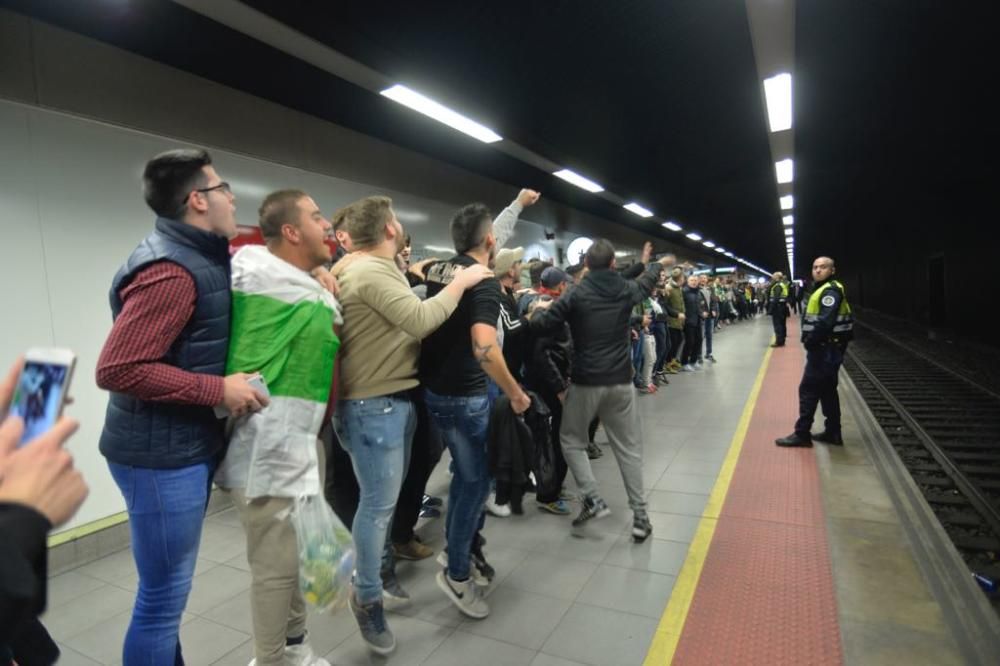 Los aficionados del Elche CF y del Hércules CF apoyan a su equipo antes del derbi