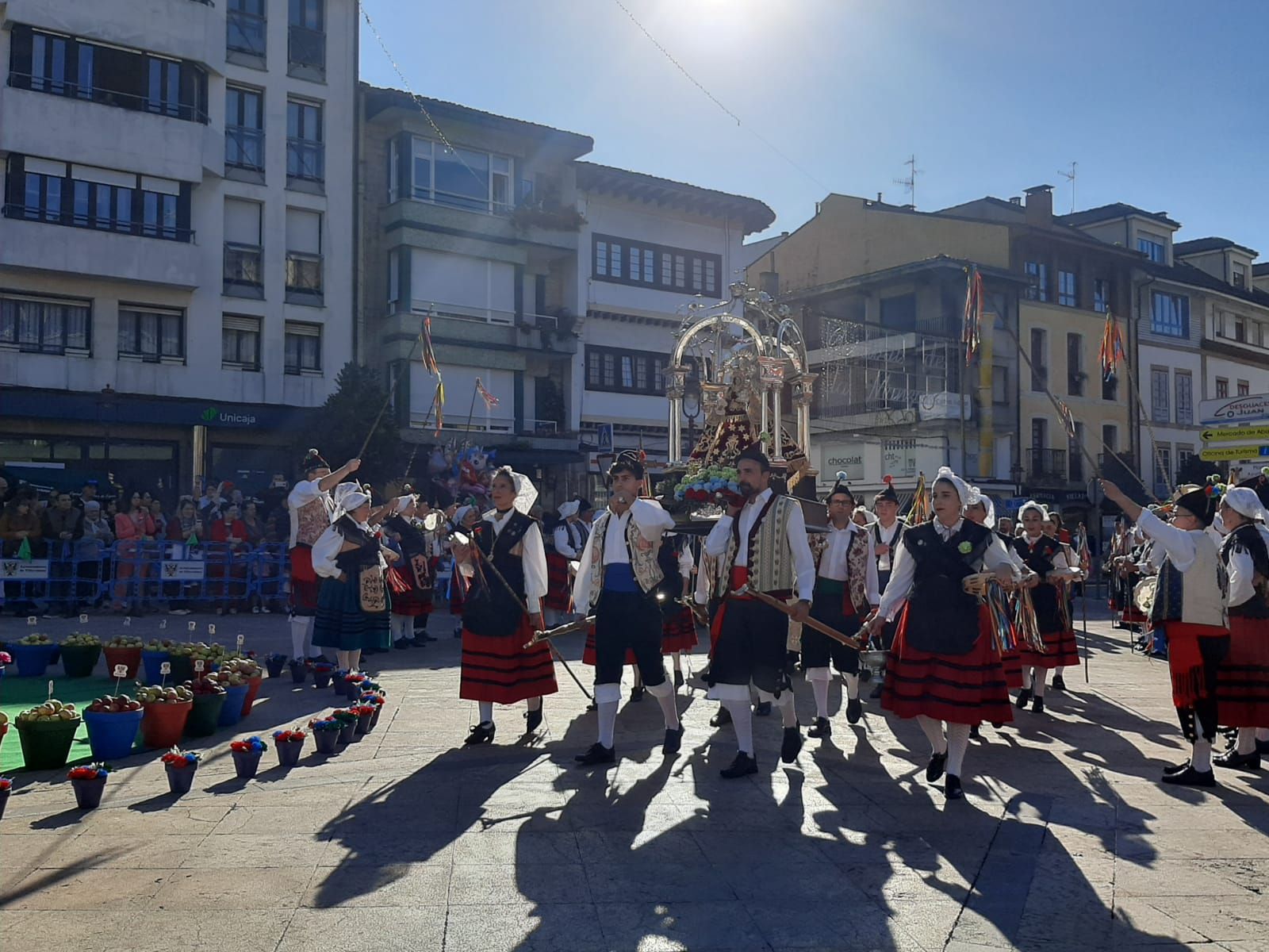 Villaviciosa ofrece el primer mosto a la Portalina: así ha sido el acto seguido de un desfile de carrozas