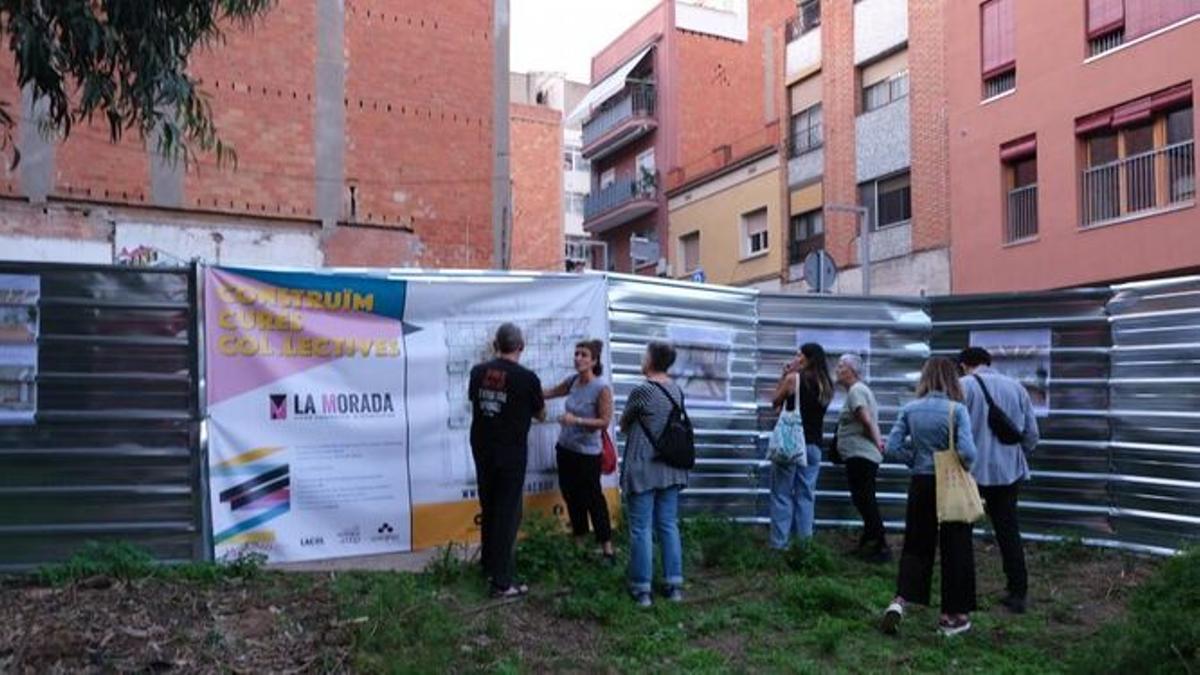 Un grupo de personas se unen en cooperativa para acceder a una vivienda en Barcelona.