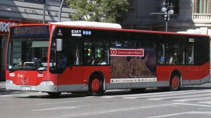 Autobús de la línea 4 con la recreación del panel que lucirá.