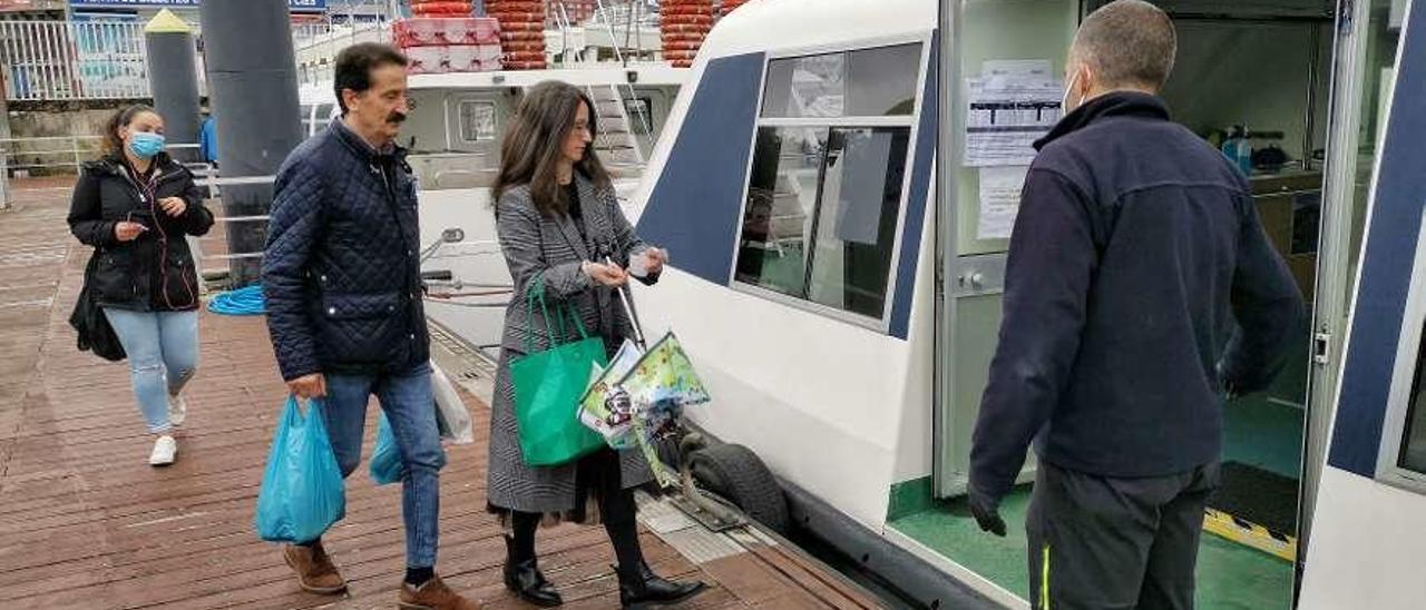 Transporte de ría, ayer en Cangas. // Santos Álvarez