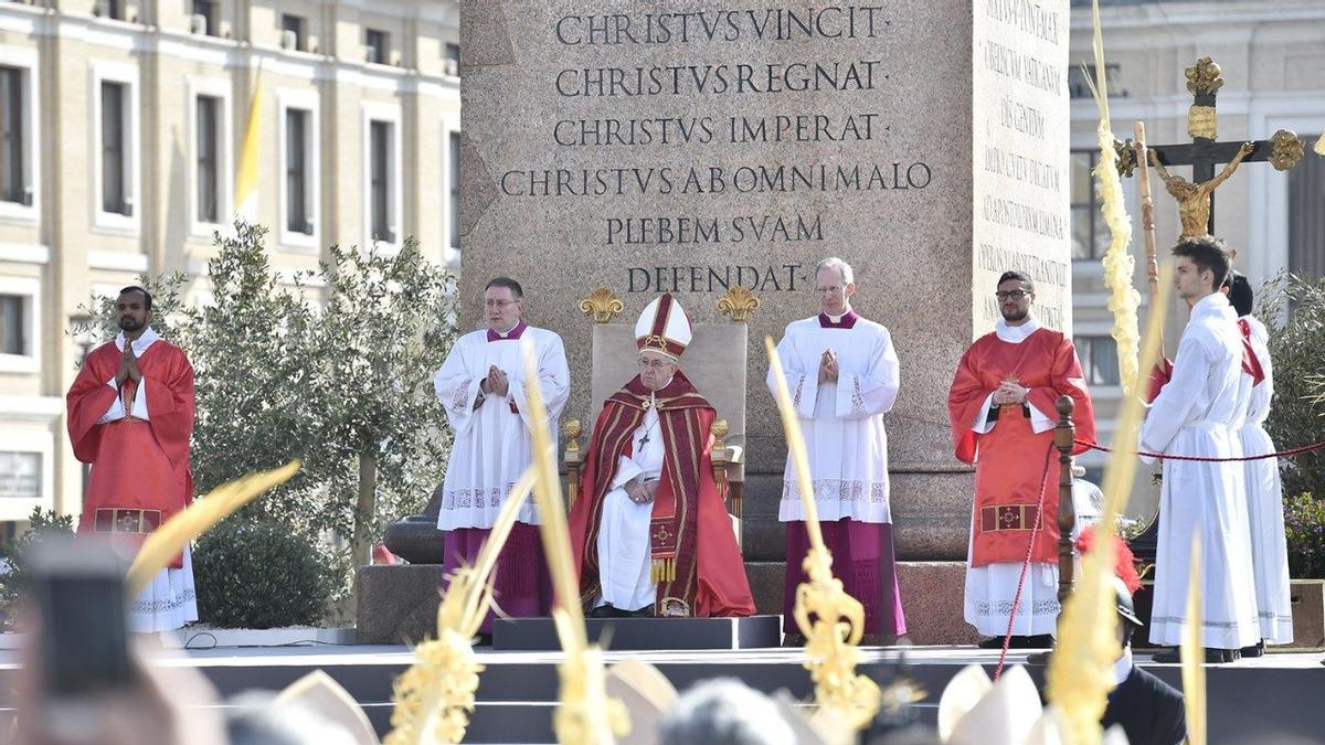 Elx reanuda sus envíos de palmas del Domingo de Ramos a los Reyes y al Papa