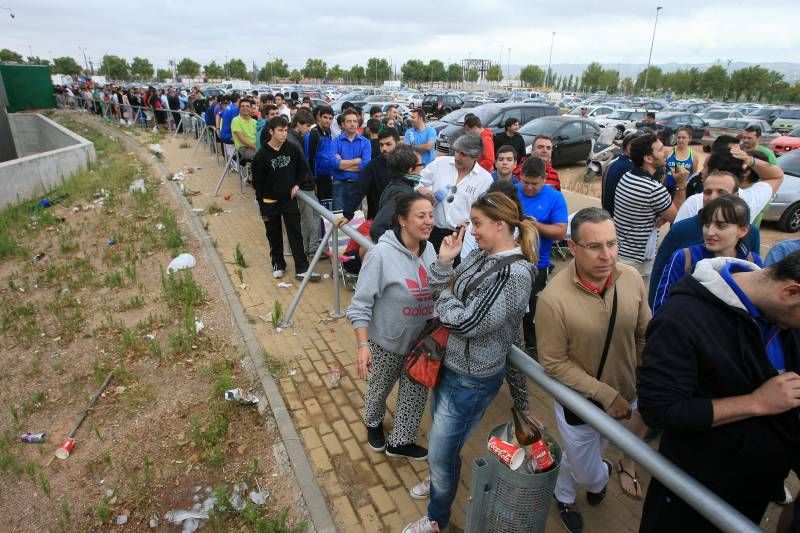 Largas colas ante El Arcángel para conseguir los abonos de la temporada