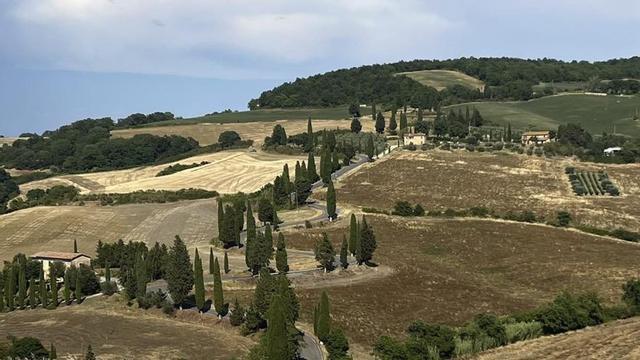 Sobre estas líneas, Hércules y Caco, en la Piazza della Signoria de Florencia y, a la derecha, Torres de San Gimignano, el Manhattan medieval. Debajo, las puertas del paraíso de Ghiberti, conservadas en el Museo dell’Opera del Duomo; a la derecha, una turista fotografía la Piazza del Duomo desde una ventana |  | M. J. GARCÍA