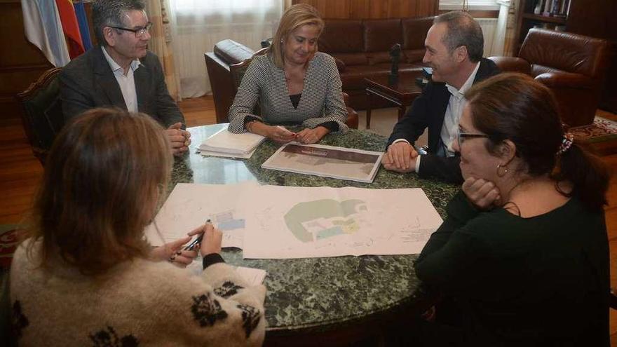 Reunión de la presidenta provincial y el alcalde de Soutomaior para analizar las obras en el castillo. // R.V.