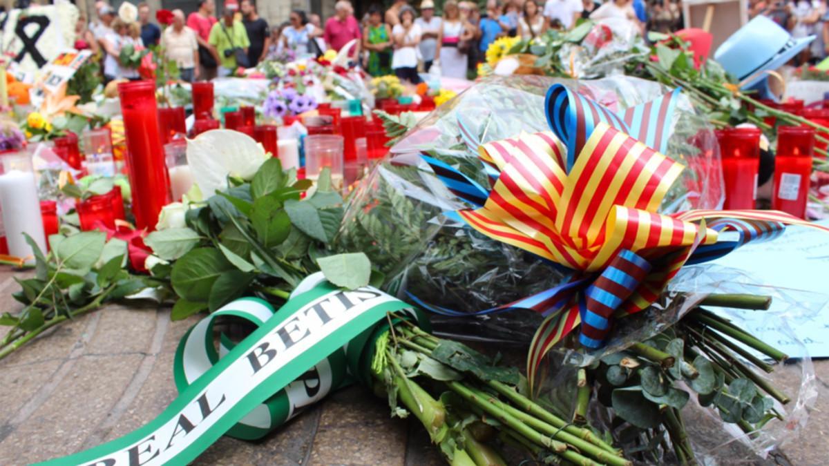 Este es el ramo de flores que depositó la representación del Betis en Las Ramblas