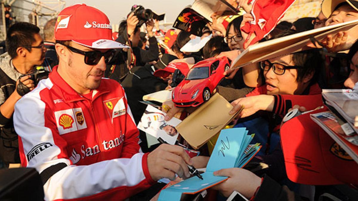 Fernando Alonso firma autógrafos en el circuito de Shanghái