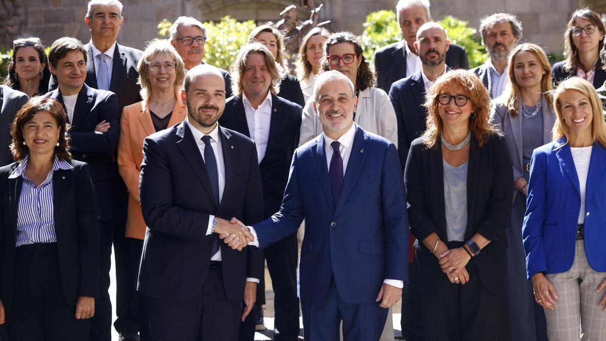 El conseller de Presidència, Albert Dalmau, i l’alcalde de Barcelona, Jaume Collboni, rodejats per membres de la Generalitat i l’ajuntament a l’inici de la comissió mixta.