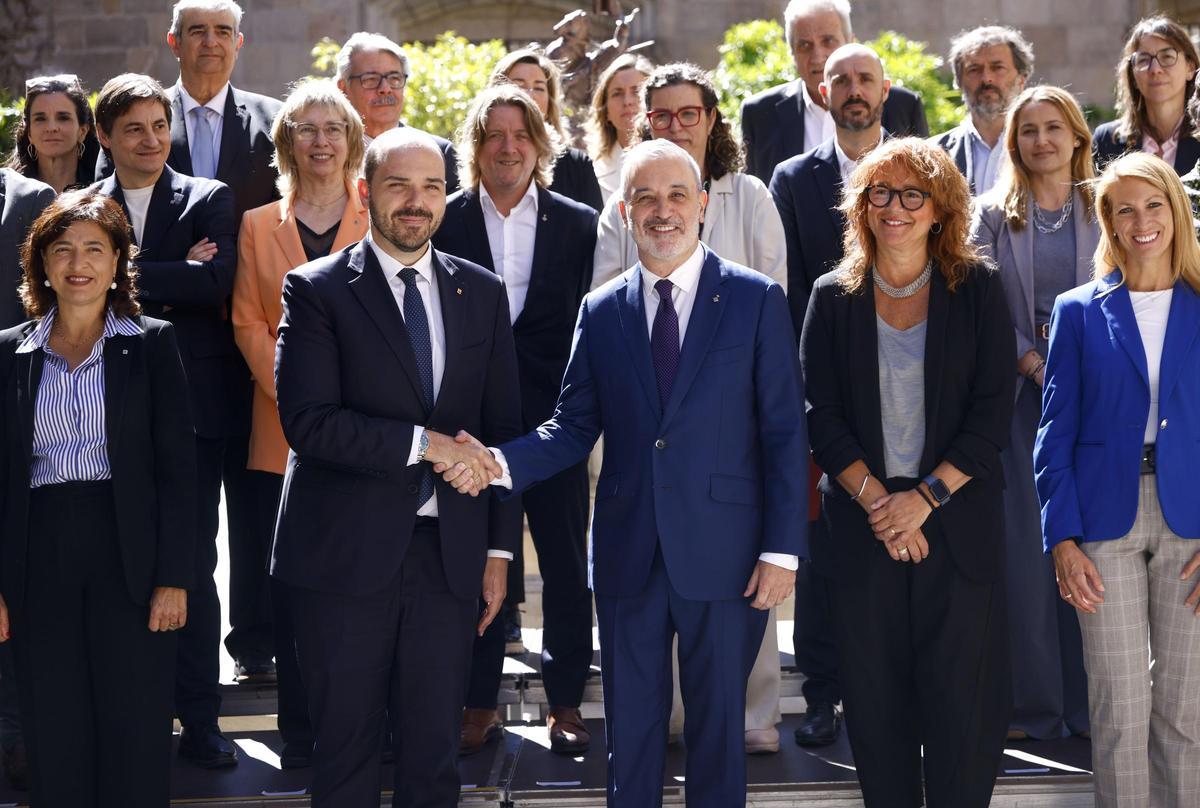 El conseller de Presidència, Albert Dalmau, i l’alcalde de Barcelona, Jaume Collboni, rodejats per membres de la Generalitat i l’ajuntament a l’inici de la comissió mixta.