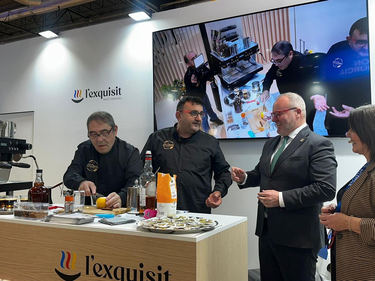 El alcalde de Xeraco, en el showcooking que ha completado la presentación de la Fiescrem