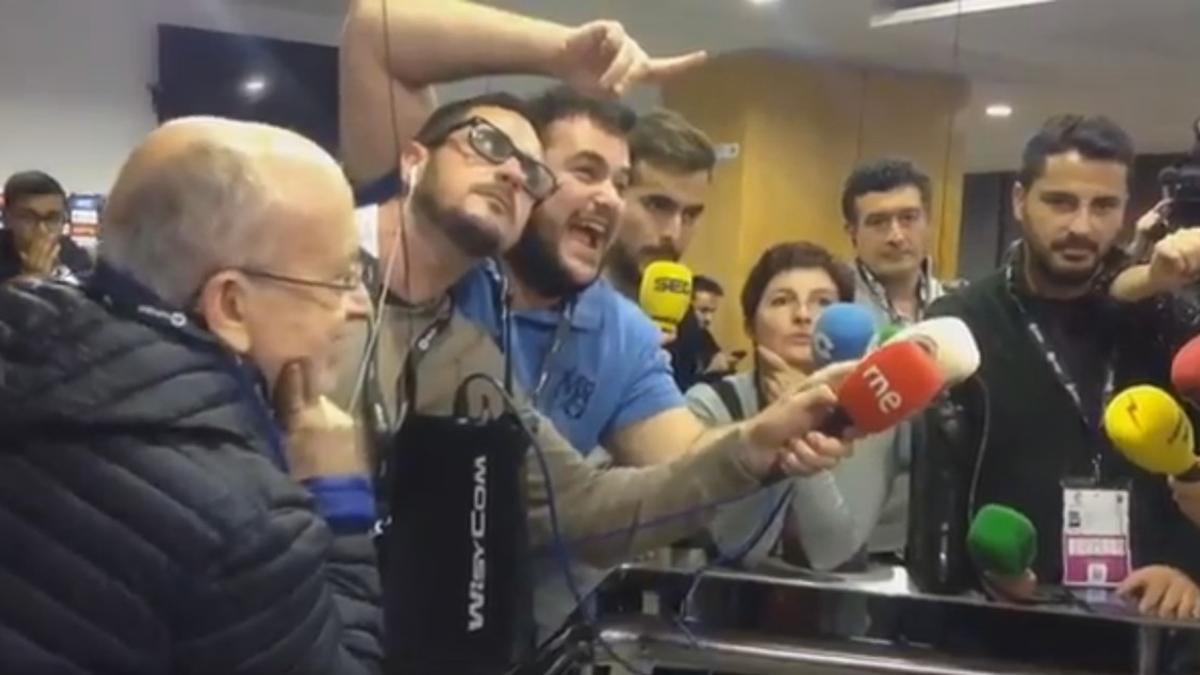 Periodistas radiofónicos hacen un 'mannequin challenge' en la zona mixta del Camp Nou.