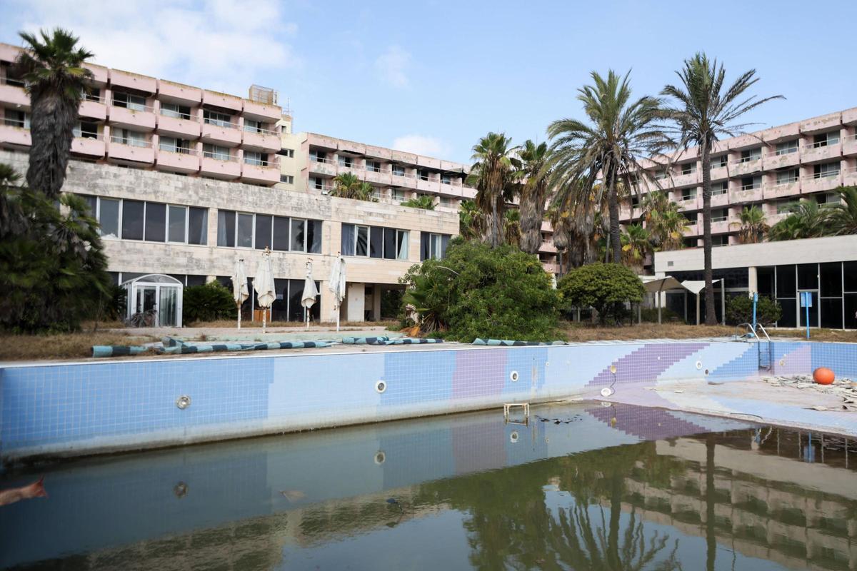 La pisicina exterior el hotel Sidi Saler, en la actualidad