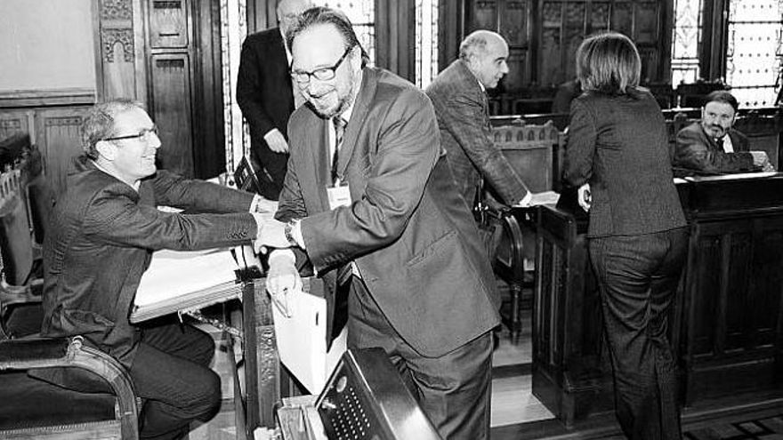 Un día tranquilo. El diputado socialista Álvaro Álvarez, a la izquierda, saluda a Víctor González Marroquín al término de la primera tanda de la comparecencia en el antiguo salón de plenos de la Junta. Al fondo y de pie, Ignacio Ruiz de la Peña, director del Ridea. Sentado y a la derecha, José Naveiras, «Pepe el Ferreiro».